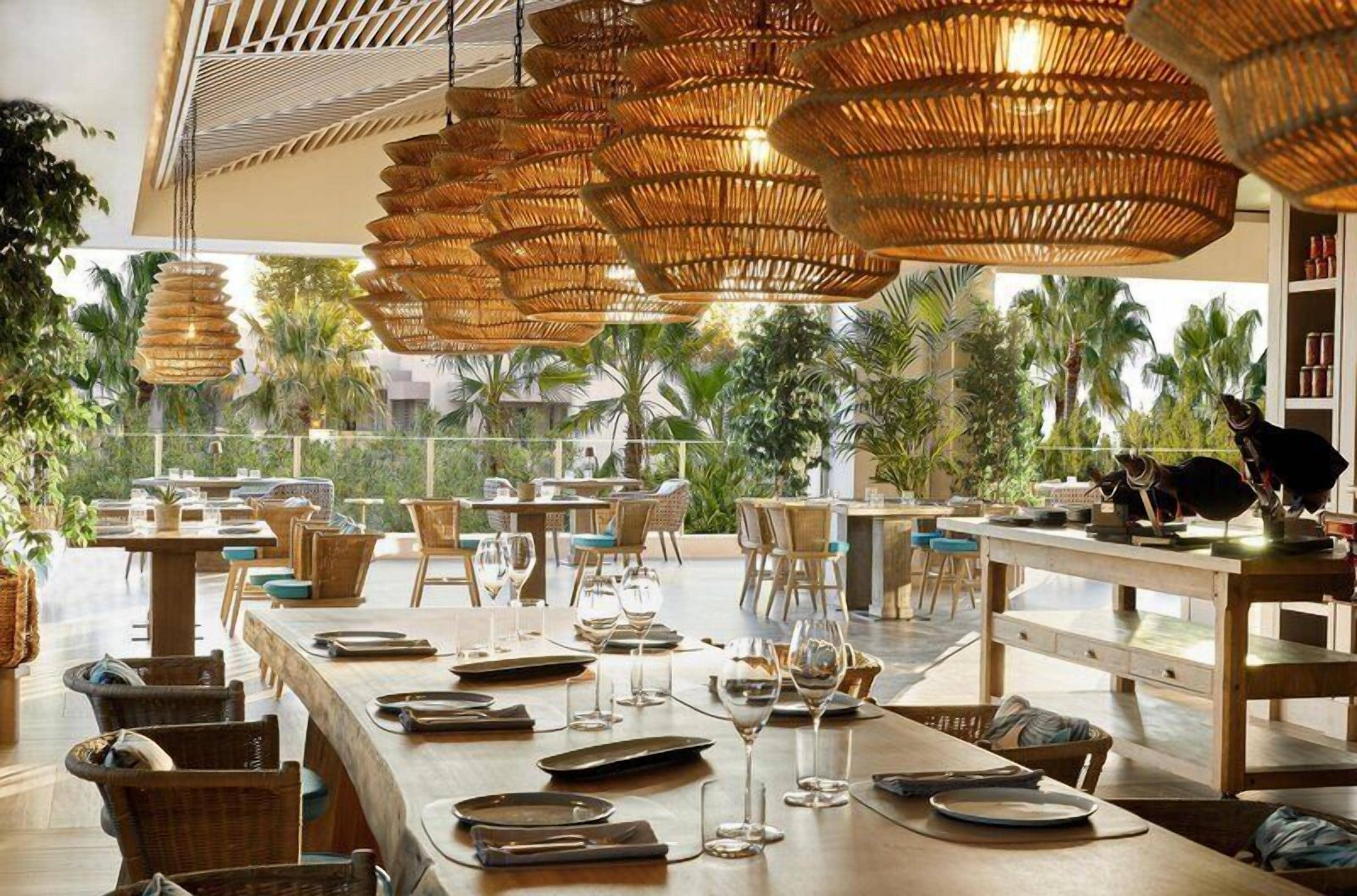 2 restaurants; breakfast, lunch, and dinner served