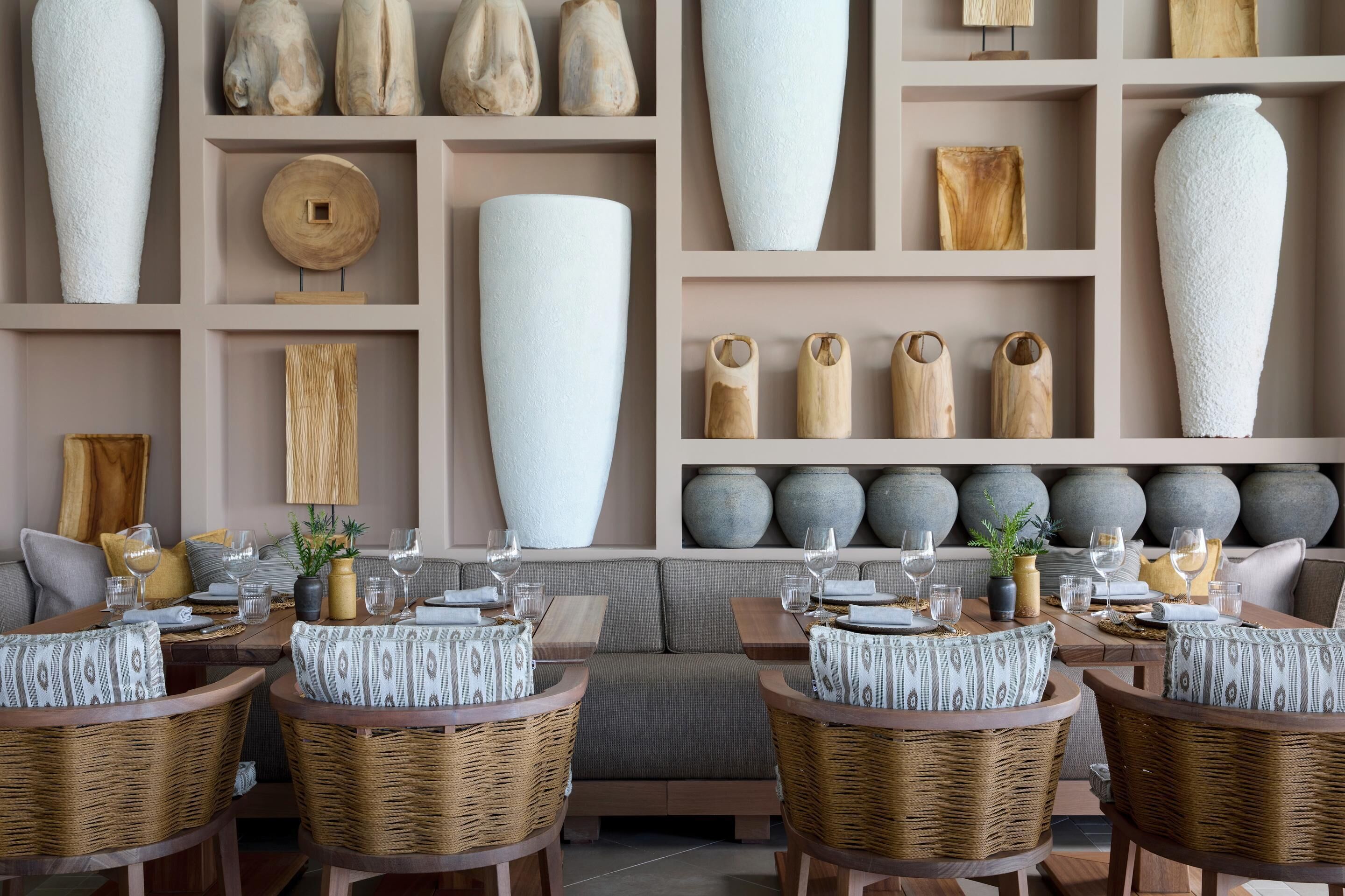 2 restaurants, breakfast served