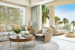 Suite, 1 chambre, vue piscine (Grand Balcony) | Coffres-forts dans les chambres, rideaux occultants