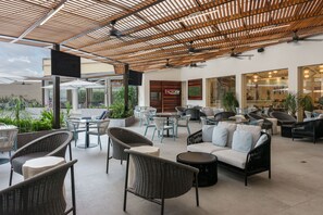 Breakfast, lunch served; local and international cuisine, pool views - InterContinental Real San Pedro Sula by IHG (San Pedro Sula)