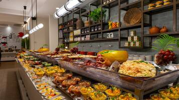 Se sirven desayunos, comidas y cenas con vista a la alberca