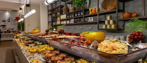 Se sirven desayunos y cocina local e internacional, junto a la piscina