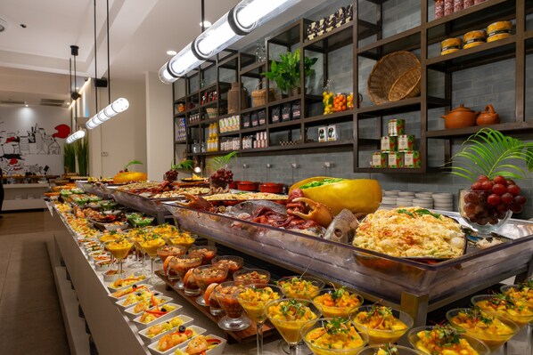 Breakfast, lunch served; local and international cuisine, pool views - InterContinental Real San Pedro Sula by IHG (San Pedro Sula)