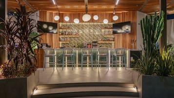 Bar-salon, vue sur la piscine, ouvert tous les jours