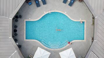 AuĂenpool, Sonnenschirme, LiegestĂŒhle