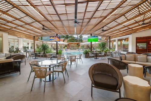 Déjeuner, dîner et souper servis sur place, vue sur la piscine