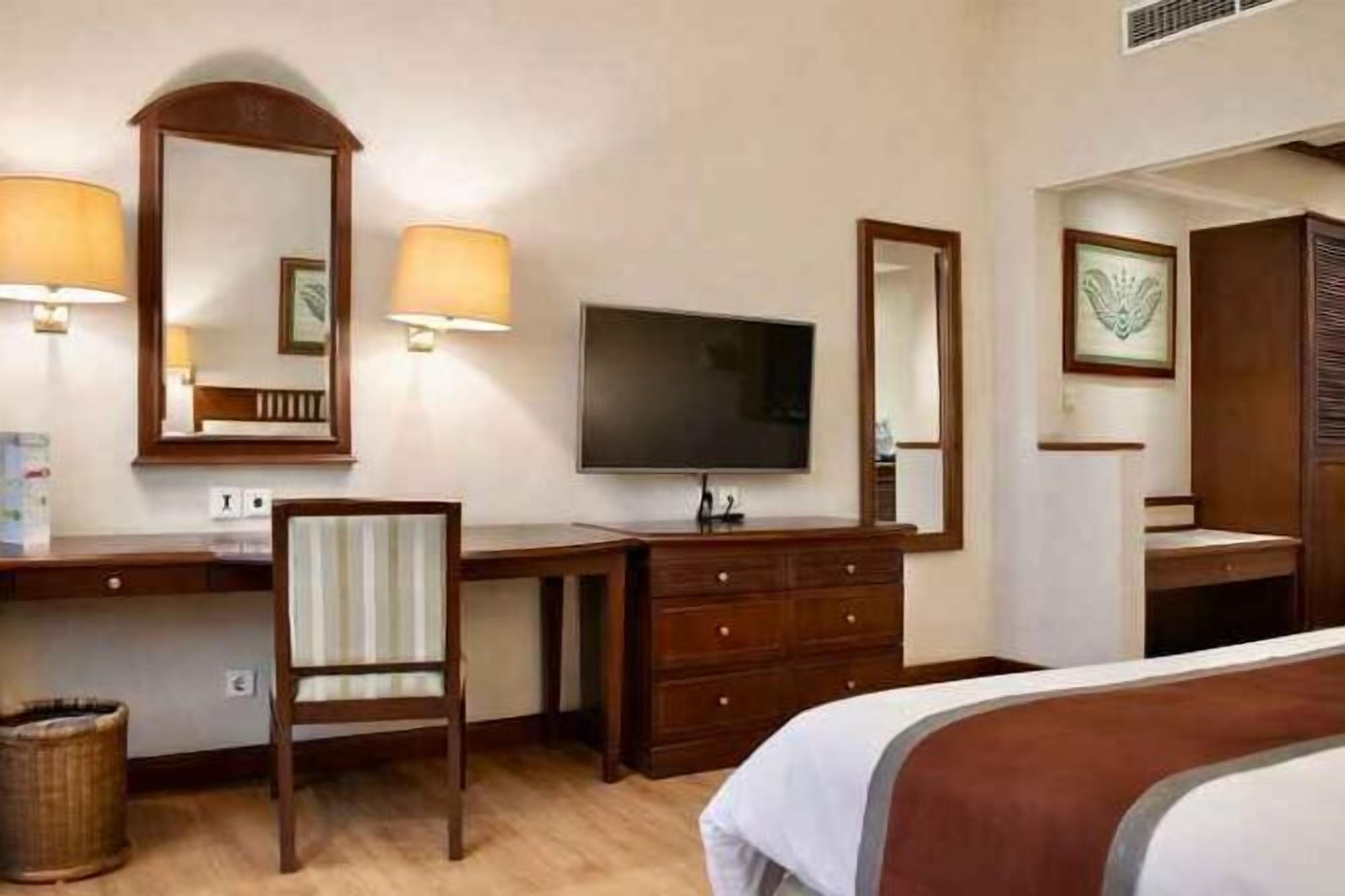 Frigobar, cofres nos quartos, escrivaninha