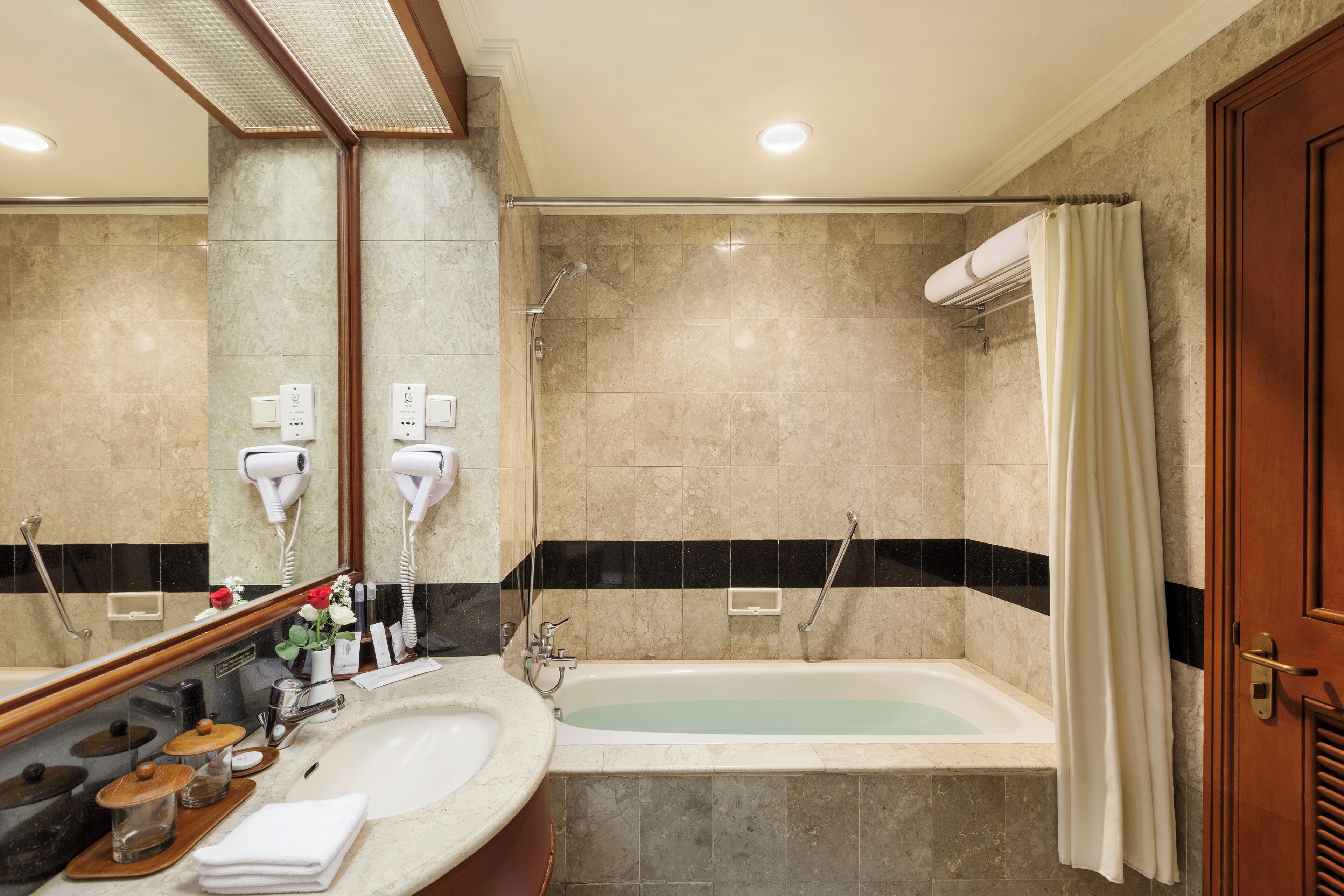 combined shower/bathtub, deep-soaking bathtub, free toiletries