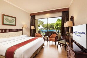 Deluxe Double Room, Balcony | Minibar, in-room safe, desk, laptop workspace