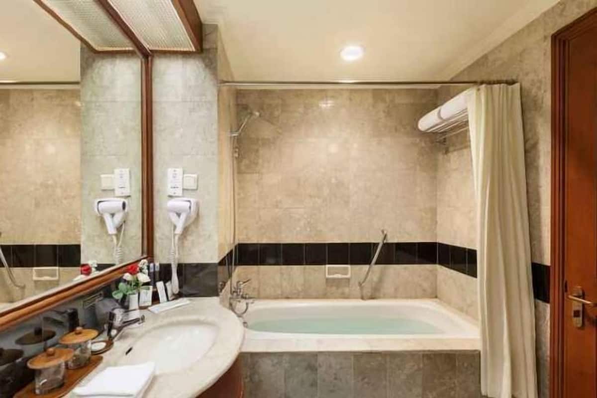Bathroom | Combined shower/tub, deep soaking tub, free toiletries, bathrobes