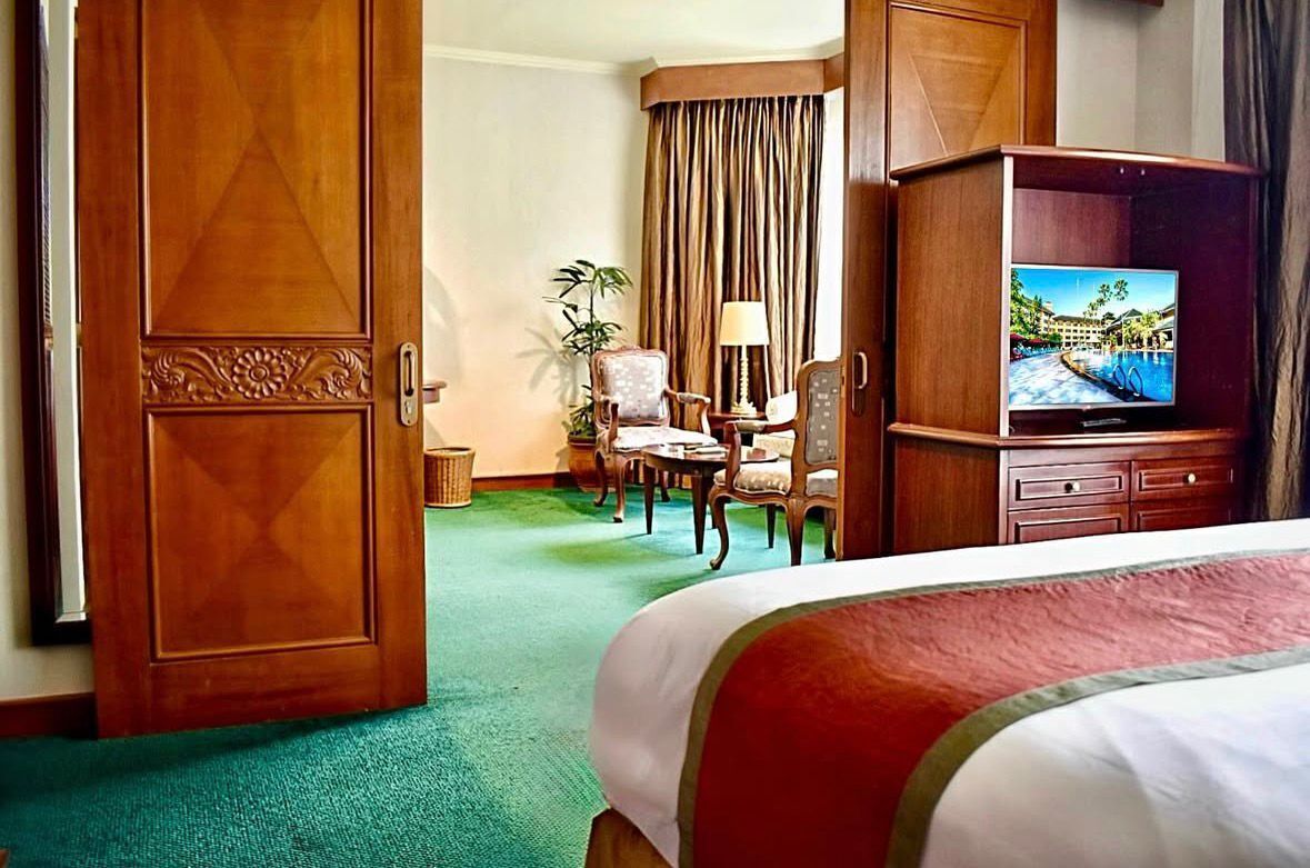 Suite (Corner) | Minibar, in-room safe, desk, laptop workspace