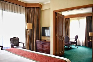 Business Suite | Minibar, in-room safe, desk, laptop workspace - Prime Plaza Hotel - Purwakarta (Cikampek)
