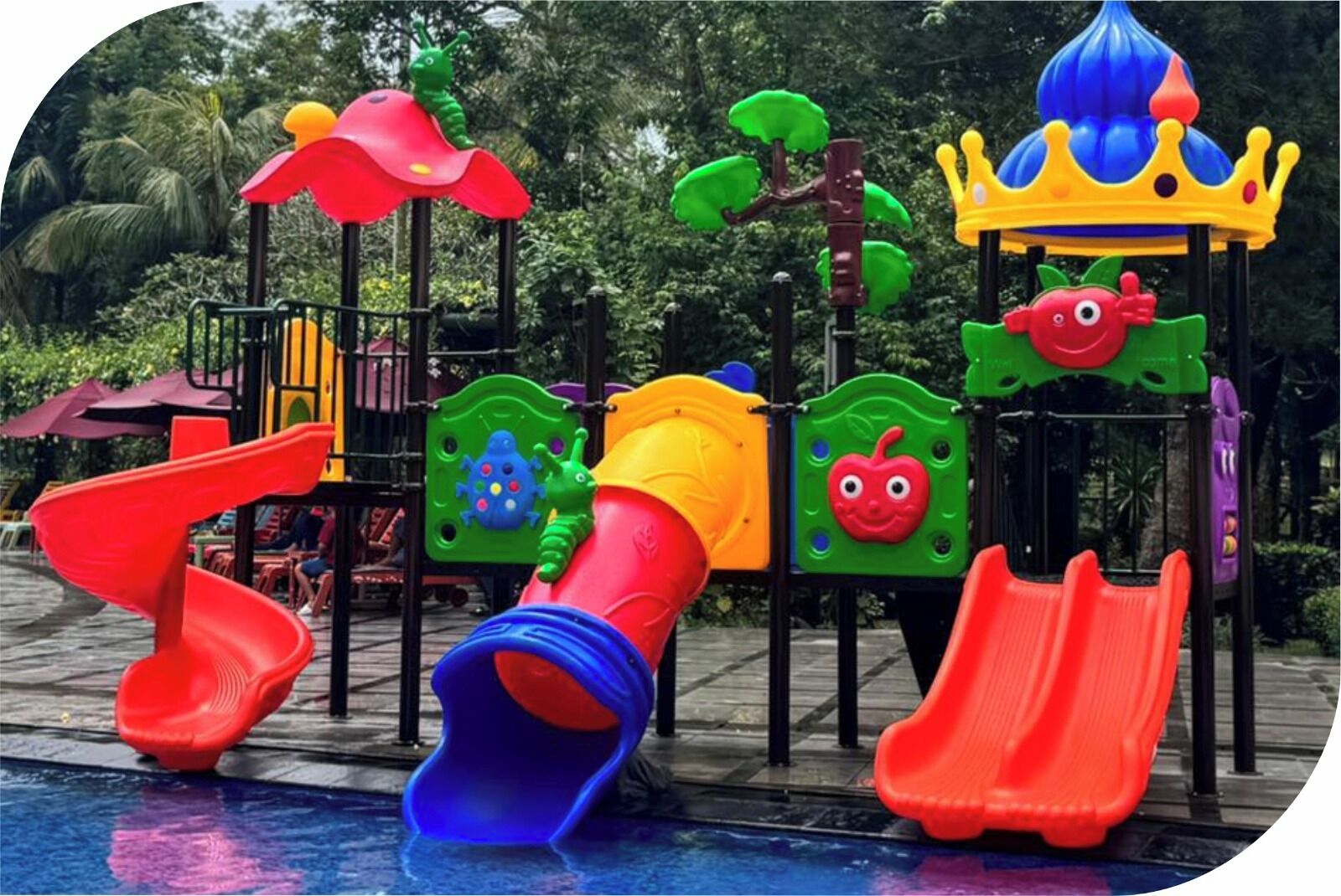 Un parque infantil con toboganes y estructuras para escalar.