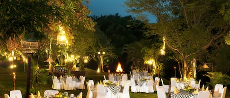 2 restaurants, breakfast, lunch, dinner served; international cuisine