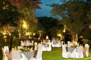 2 restaurants, breakfast, lunch, dinner served; international cuisine