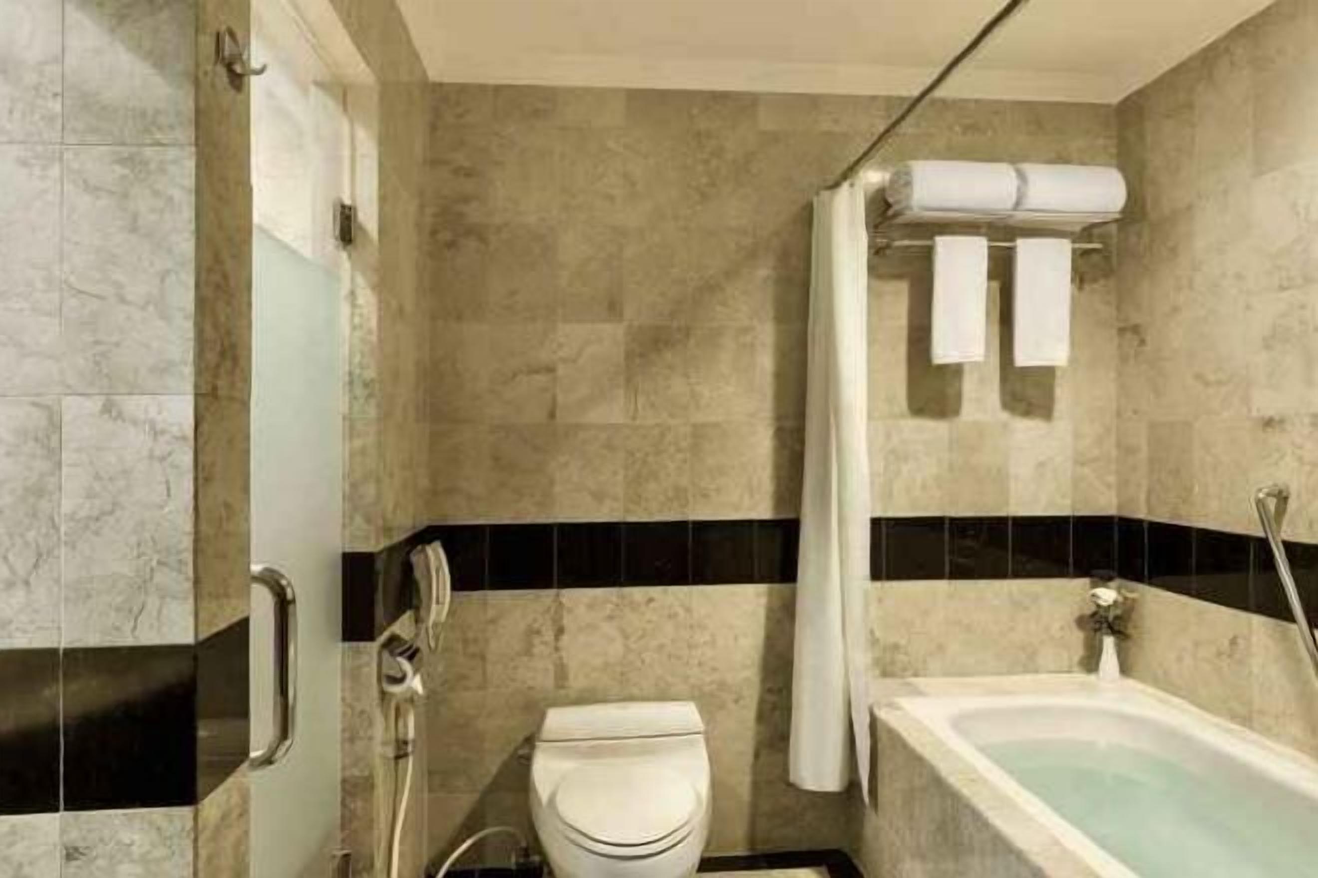 Kombinasi shower/bathtub, bathtub besar,  dan perlengkapan mandi gratis