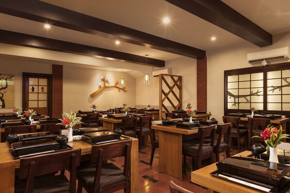 2 restaurants, breakfast, lunch, dinner served; international cuisine 