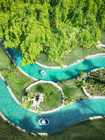 6 outdoor pools, open 7:00 AM to 9:00 PM, free cabanas, pool umbrellas