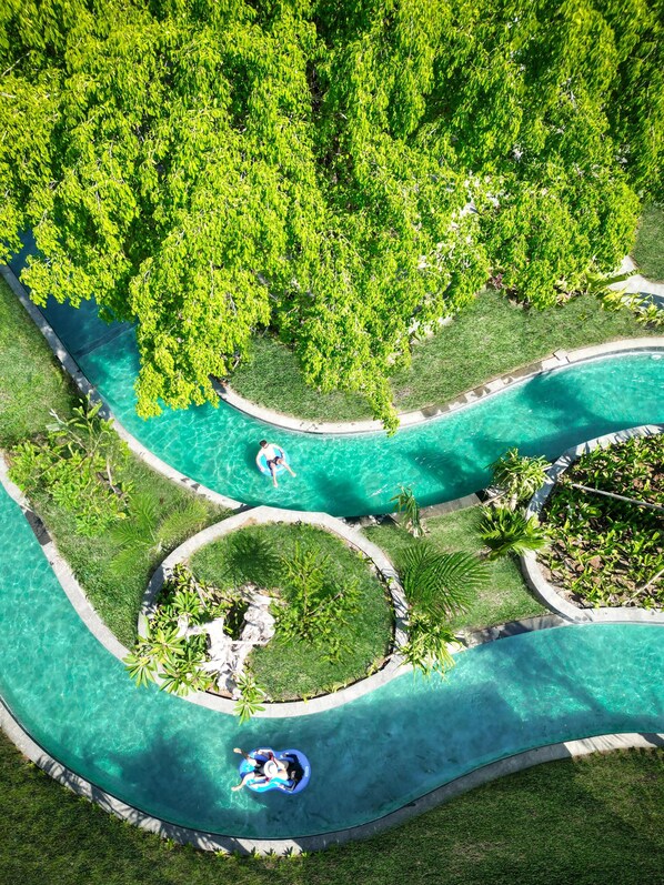 6 hồ bơi ngoài trời, mở cửa từ 7:00 đến 21:00, lều miễn phí