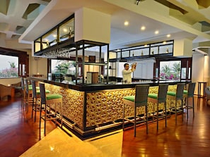 2 bars/lounges, swim-up bar, poolside bar, beach bar