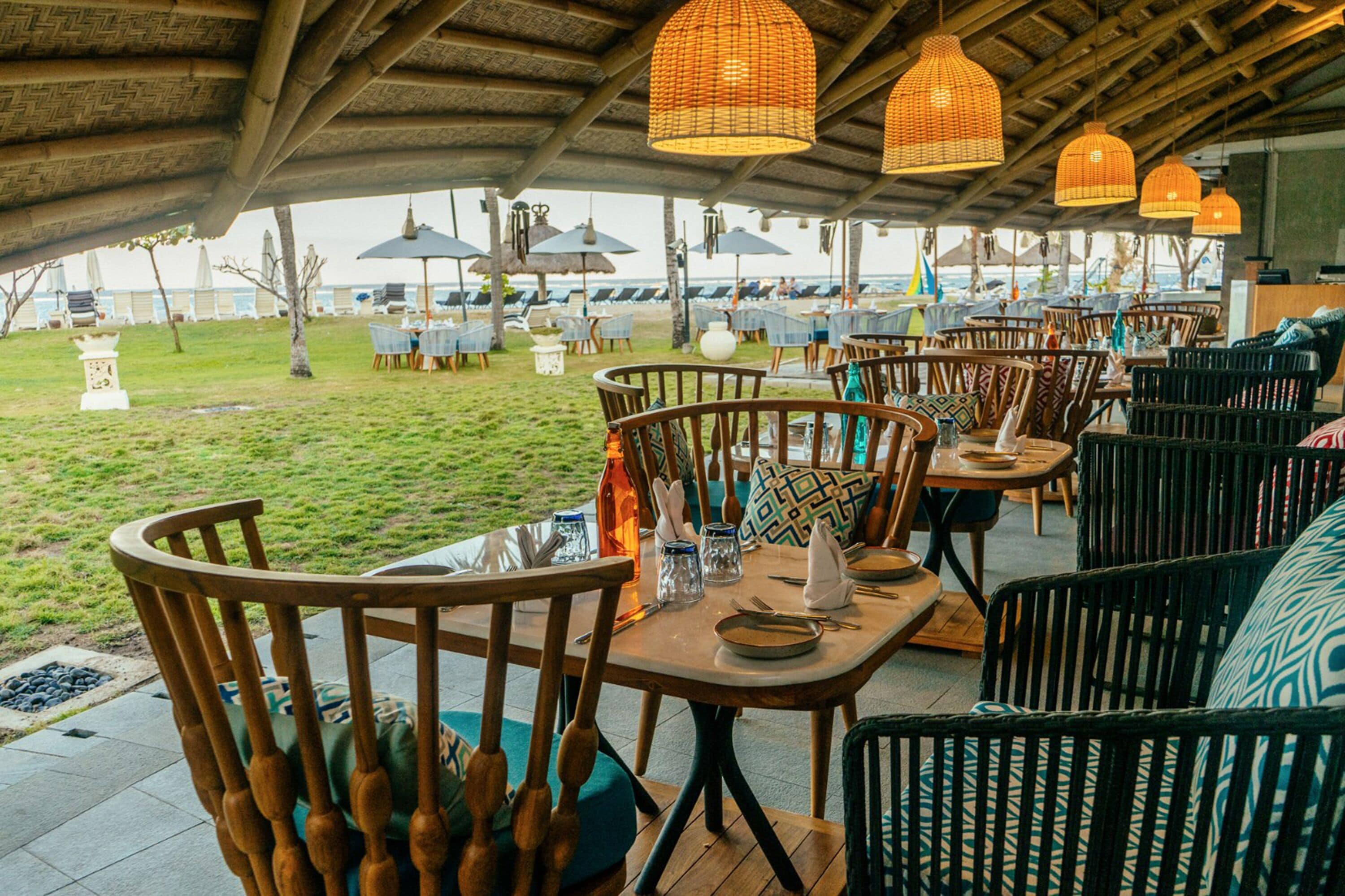 10 restaurants, breakfast, lunch, dinner served; international cuisine