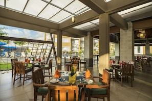 10 restaurants, breakfast, lunch, dinner served; international cuisine 