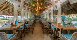 10 restaurants, breakfast, lunch, dinner served; international cuisine 