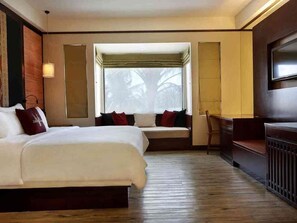 Minibar, in-room safe, desk, iron/ironing board - Novotel Lombok Resort and Villas (Kuta)