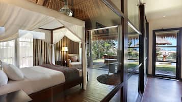 2 bedrooms, minibar, in-room safe, desk