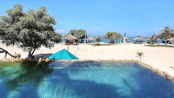 3 kolam renang terbuka, kerusi lepak pantai