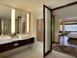 Executive Room, 1 King Bed with Sofa bed | Minibar, in-room safe, desk, iron/ironing board