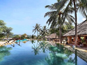 3 outdoor pools, pool loungers