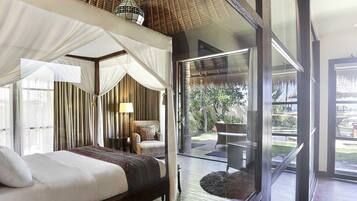 Familie villa, 2 slaapkamers, uitzicht op oceaan | Een minibar, een kluis op de kamer, een bureau