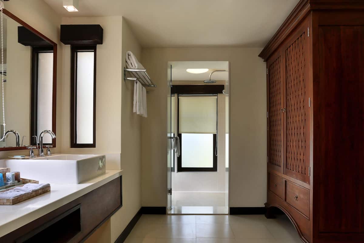 Minibar, caja de seguridad en la habitación y escritorio