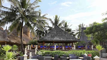 Breakfast, lunch, dinner served; Regional cuisine, beach views