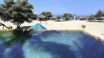 3 Außenpools, Liegestühle