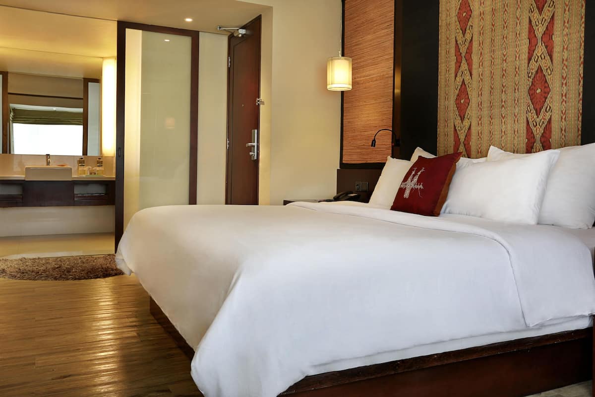 Minibar, in-room safe, desk, iron/ironing board