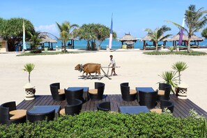Breakfast, lunch, dinner served; Regional cuisine, beach views 