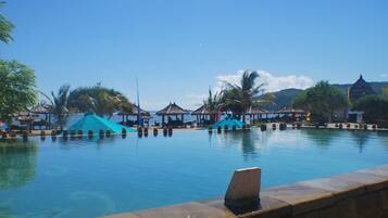 3 outdoor pools, sun loungers