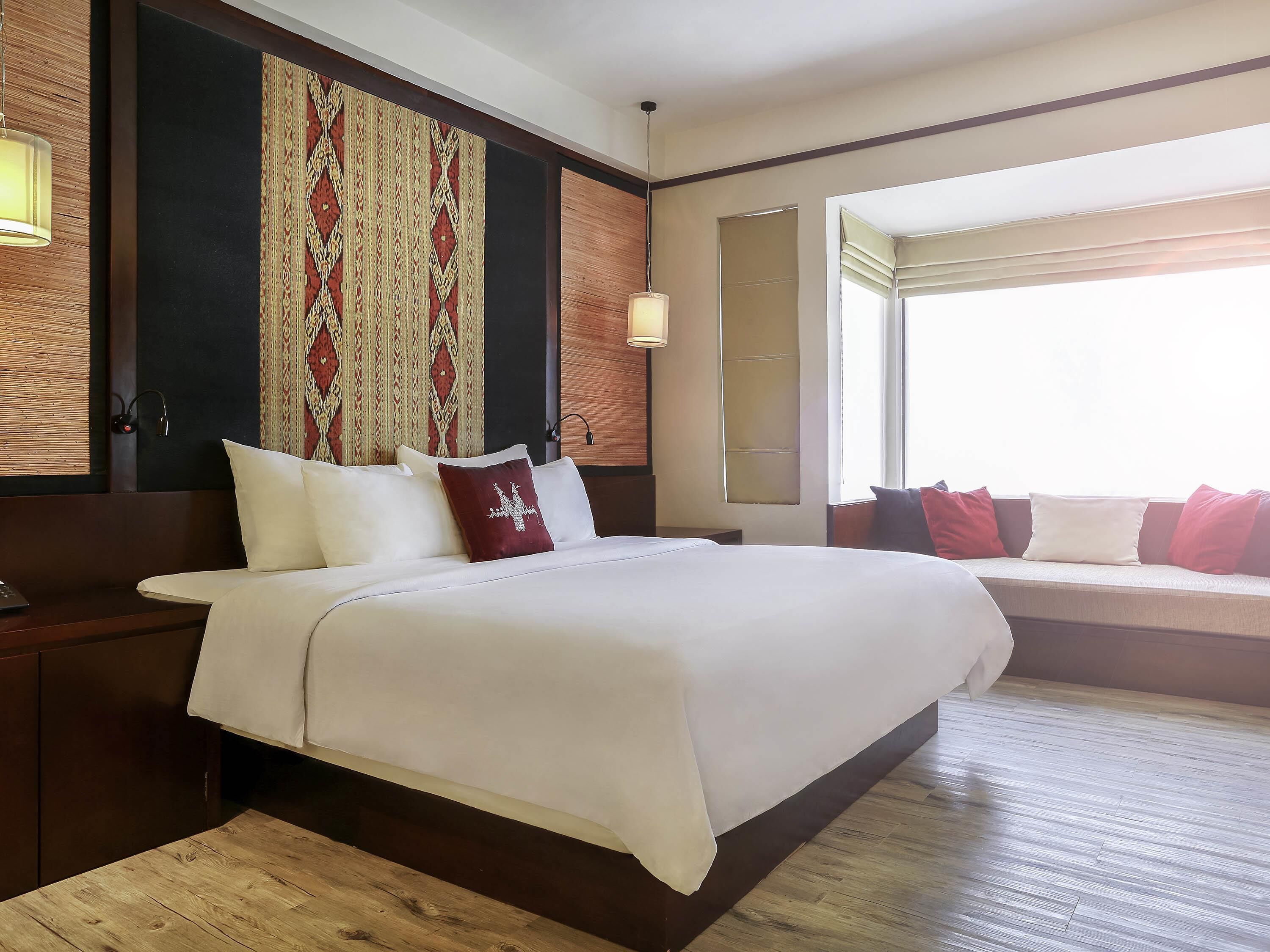 Habitación superior, 1 cama King size y sofá cama | Minibar, caja de seguridad en la habitación y escritorio 