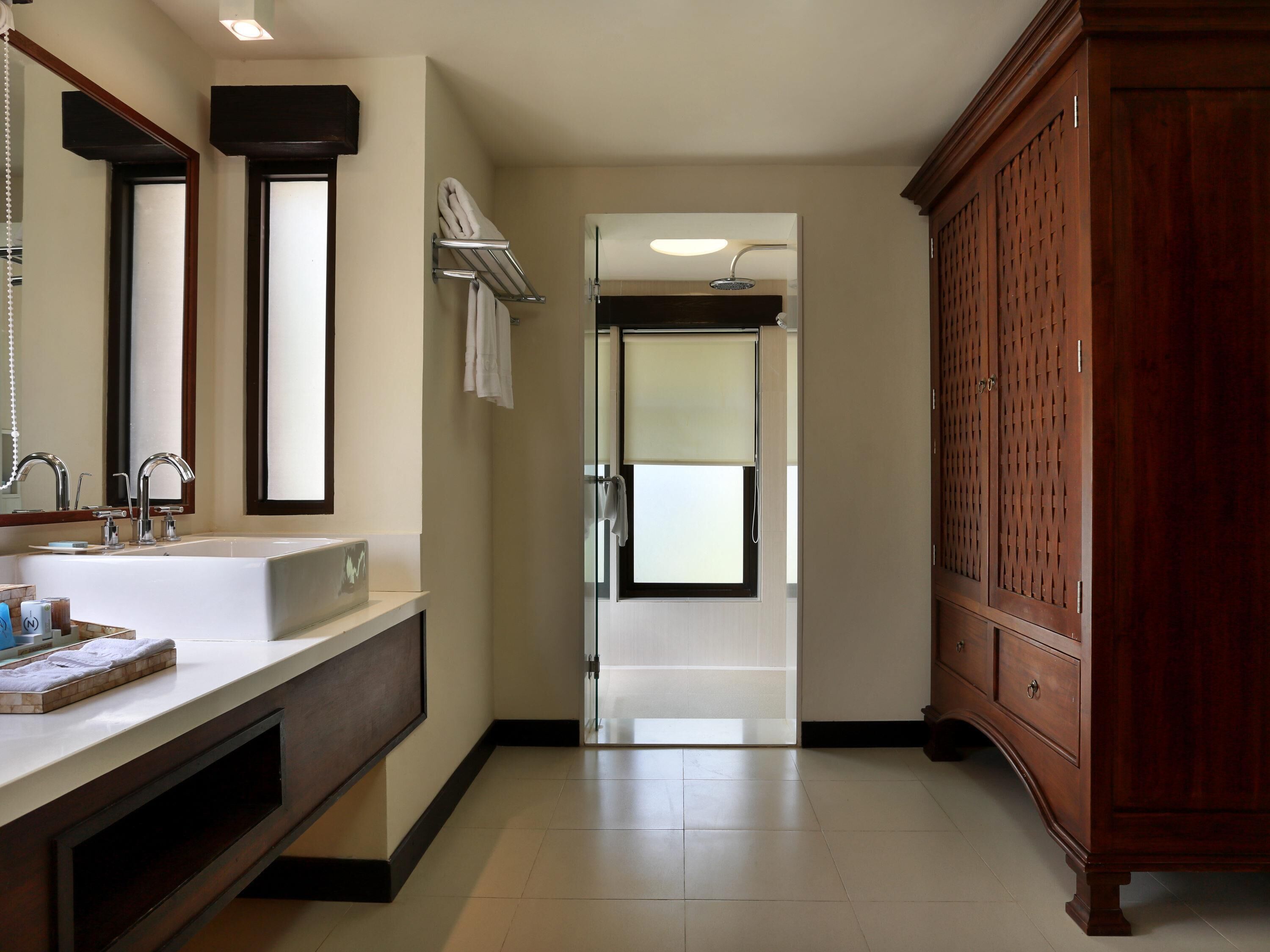 Minibar, caja de seguridad en la habitación y escritorio 