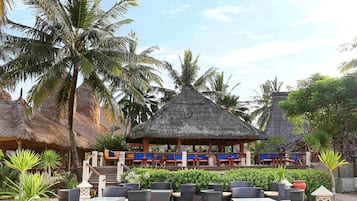 Frukost och lunch serveras, med utsikt mot stranden