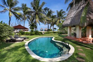 3 kolam renang outdoor, dengan kursi berjemur