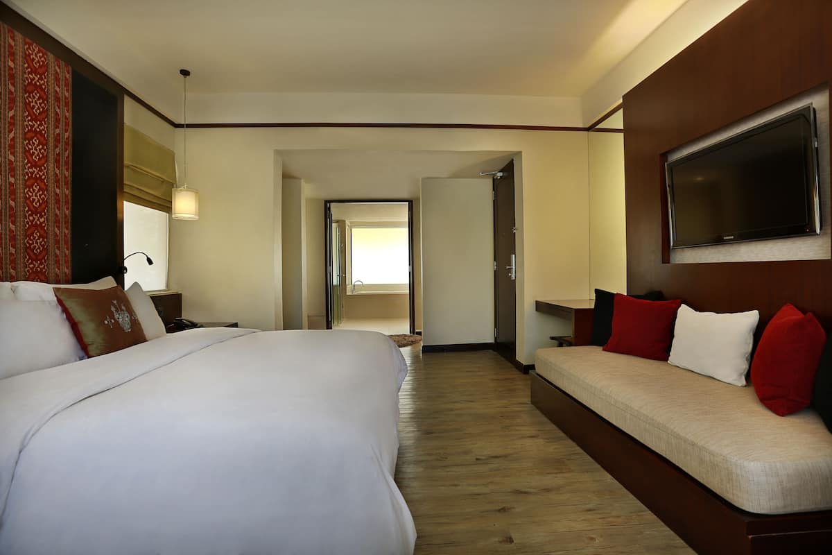 2 bedrooms, minibar, in-room safe, desk