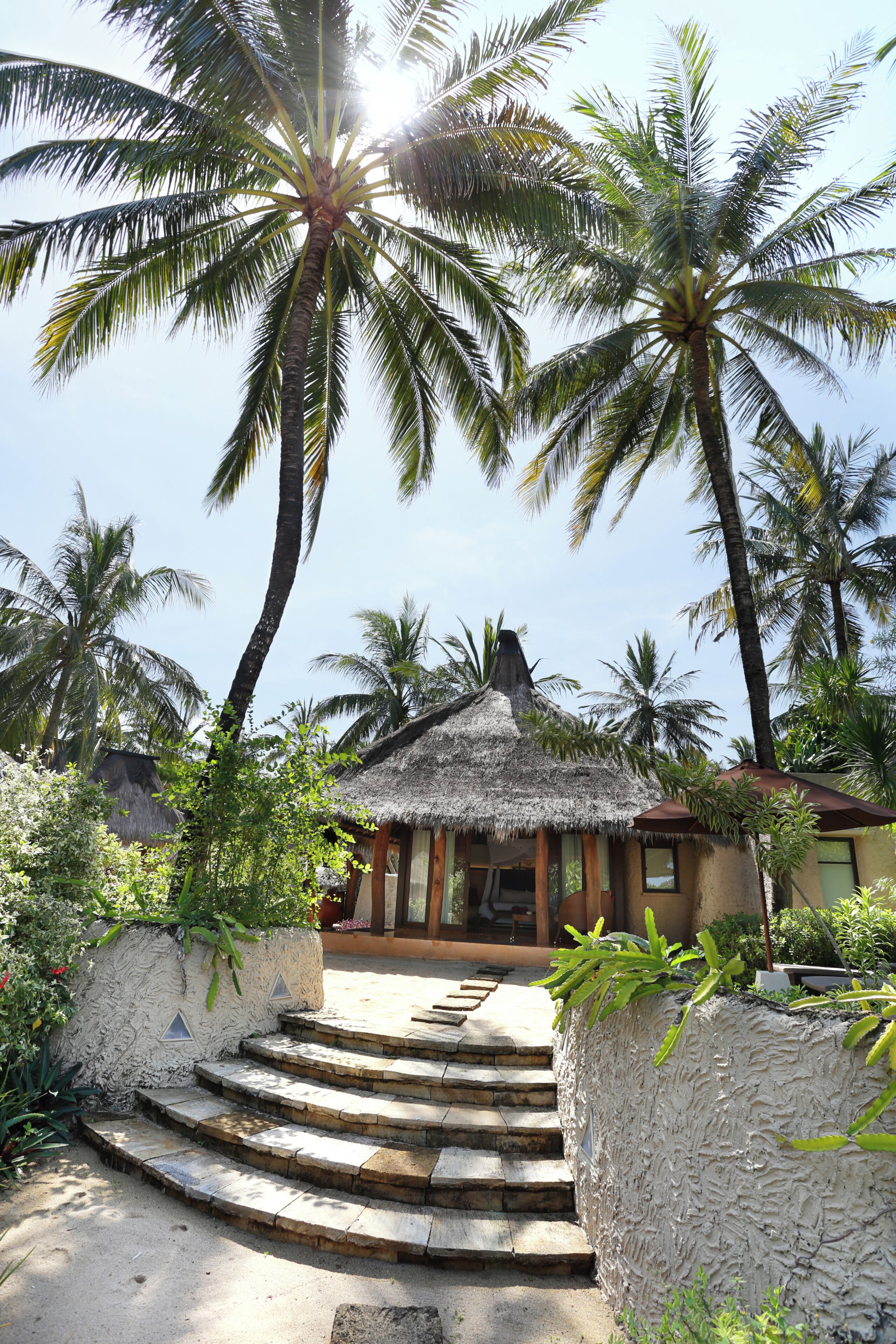 Minibar, caja de seguridad en la habitación y escritorio 