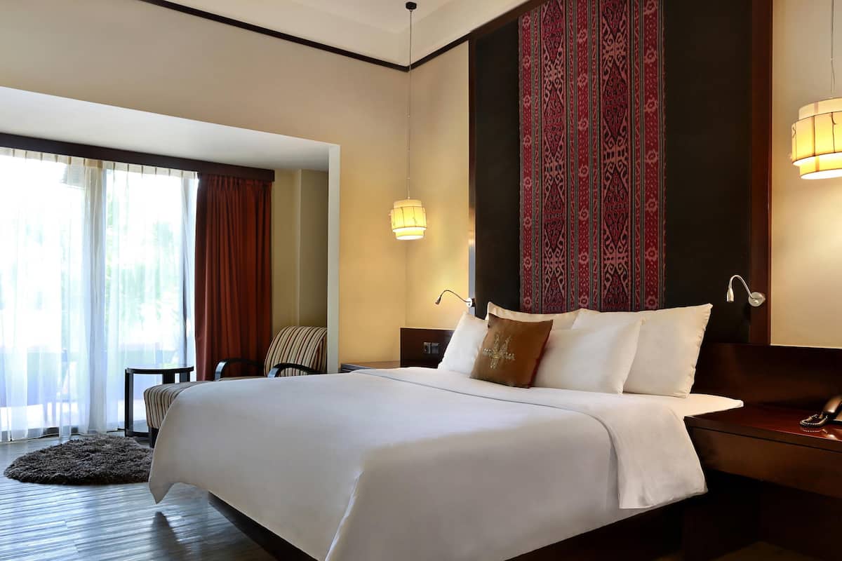 Deluxe Room, 2 Twin Beds | Minibar, in-room safe, desk, iron/ironing board