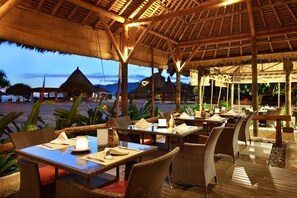 Petit-déjeuner, déjeuner et dîner servis sur place, vue sur la plage