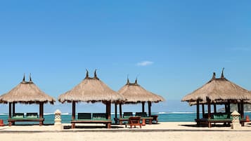 Breakfast, lunch, dinner served; Regional cuisine, beach views