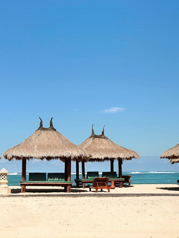 Breakfast, lunch, dinner served; Regional cuisine, beach views