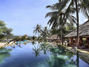 3 kolam renang outdoor, dengan kursi berjemur